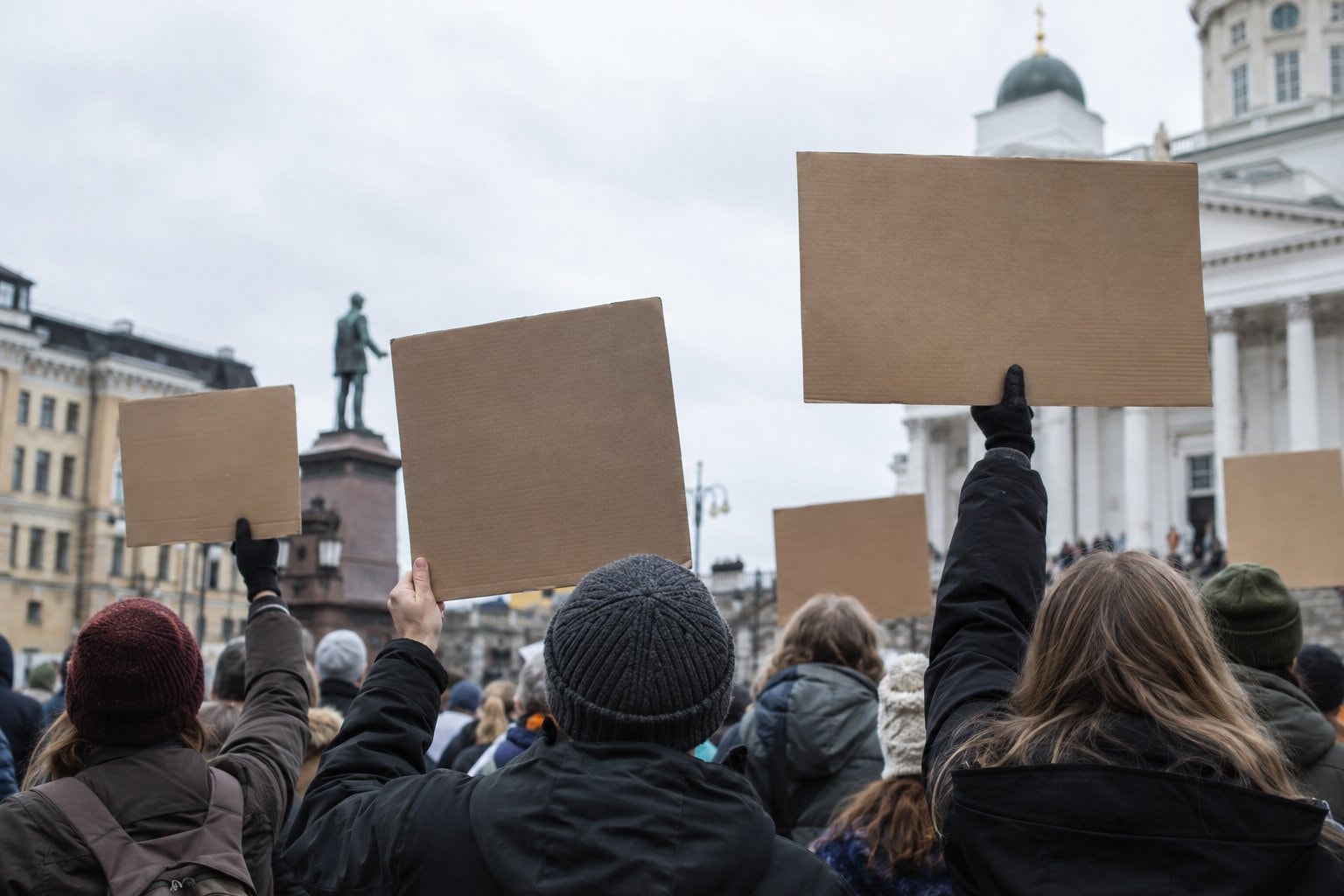 Rauhallinen nuorten kansalaisjoukko tyhjine kyltteineen